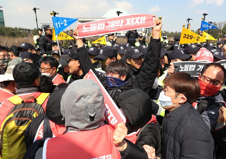 3일 오전 국회 정문에서 노동법 개악 저지 등을 촉구하며 민주노총 관계자들이 정문 담장을 부수고 국회 경내로 진입을 시도하고 있다. 연합뉴스