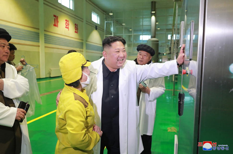 김정은 국무위원장이 삼지연감자가루생산공장을 현지지도했다고 <노동신문>이 4일 보도했다.  조선중앙통신·연합뉴스