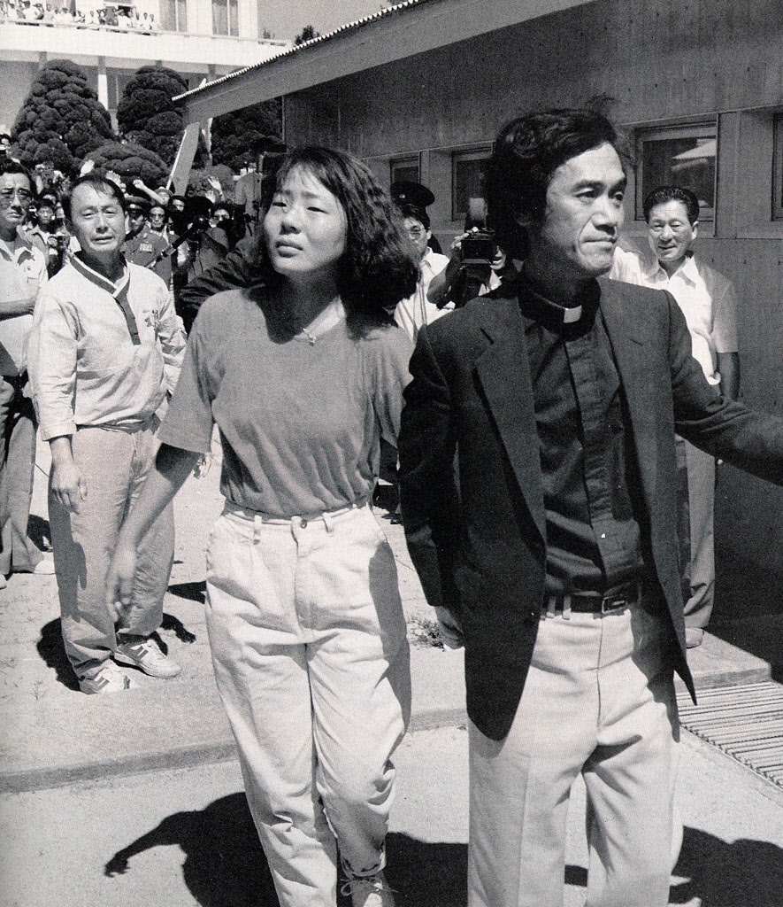 임수경씨와 문규현 신부와 판문점 분사분계선을 넘고 있다. <조선화보>