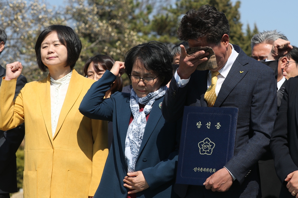 4·3 보궐선거에서 고 노회찬 전 의원의 지역구였던 경남 창원성산에서 당선된 여영국 정의당 의원(오른쪽)이 4일 경기도 남양주시 모란공원의 노회찬 묘소를 찾아 임을 위한 행진곡을 부르던 중 눈물을 흘리고 있다. 왼쪽은 이정미 정의당 대표, 가운데는 고인의 아내 김지선 씨. 남양주/연합뉴스