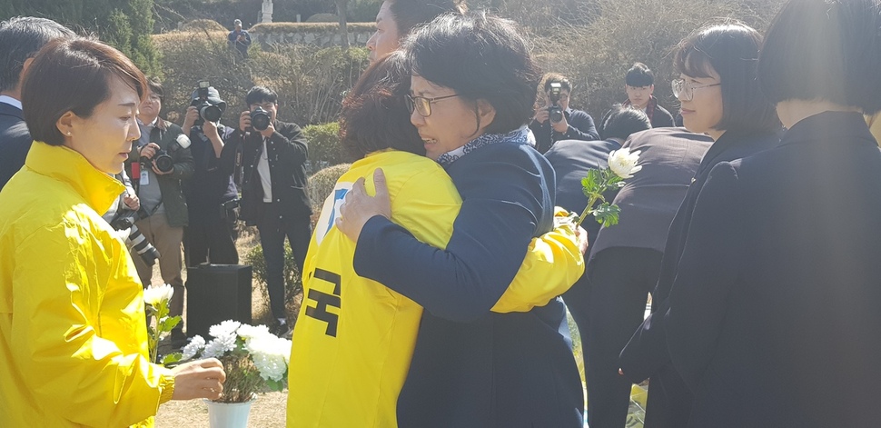 고 노회찬 부인 김지선씨가 여영국 의원의 부인 한경숙씨를 끌어안고 울고 있다.