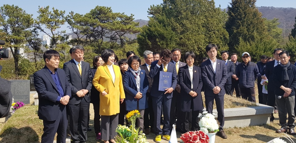 여영국(앞줄 오른쪽 세째) 정의당 의원이 4일 ‘당선증‘을 들고 고 노회찬 의원이 잠들어 있는 경기도 남양주시 마석 모란공원을 찾았다.