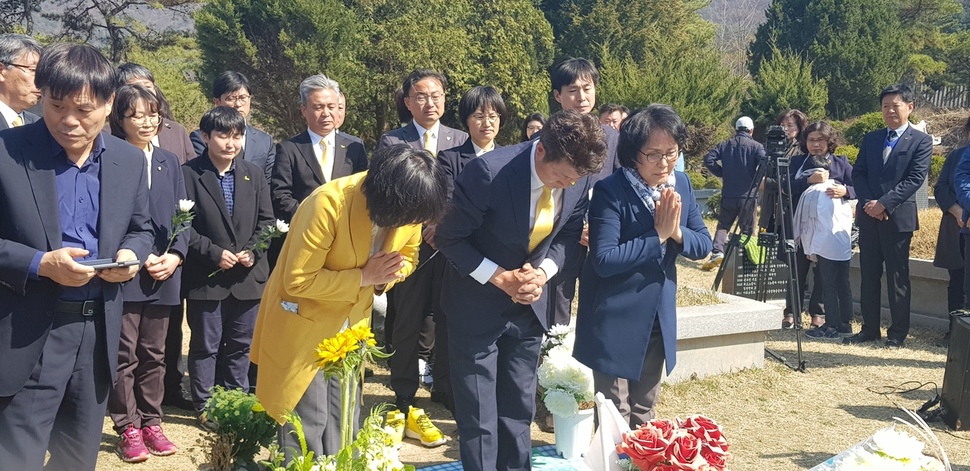 여영국 의원(가운데)과 이정미 정의당 대표, 고 노회찬 의원 부인 김지선씨(맨 오른쪽)가 노 의원의 묘소 앞에서 인사를 하고 있다.