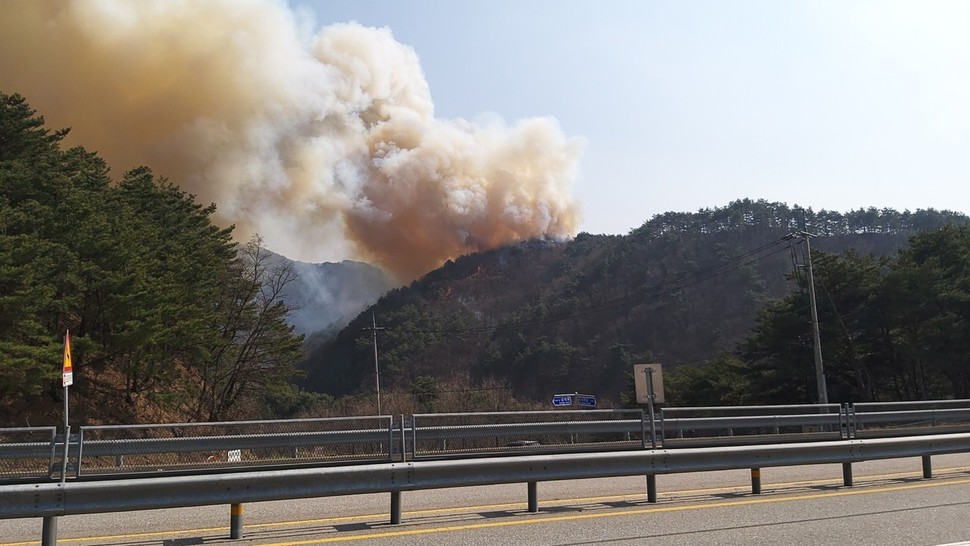 4일 오후 2시50분께 강원 인제군 남면 남전리 약수터 인근 야산에서 산불이 나 강풍을 타고 계속 확산 중이다. 강원도청 제공