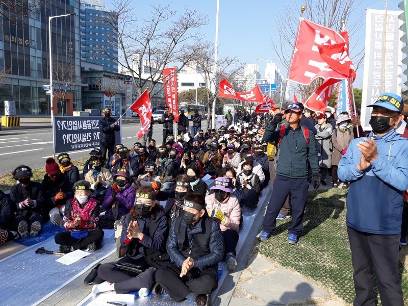 4일 오전 광주시청 앞에서 열린 ‘민간공원 2단계 특례사업 철회 촉구’ 집회가 열리고 있다. 정대하 기자