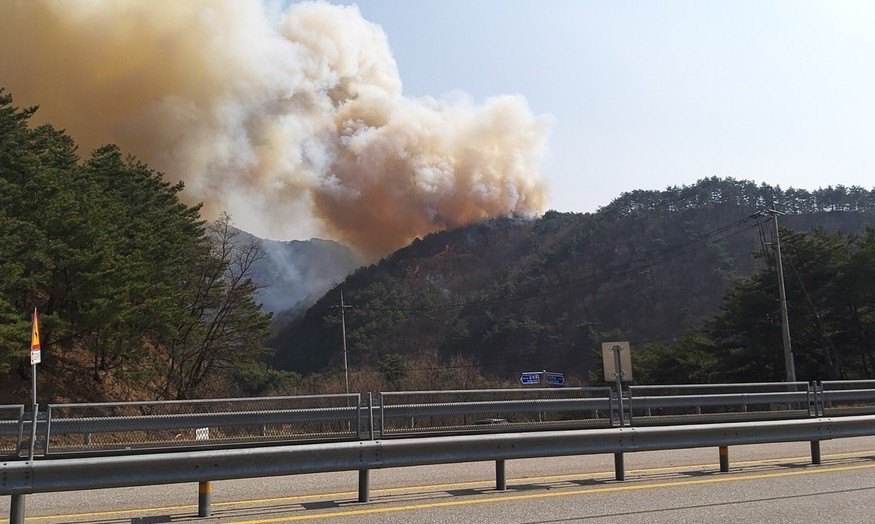 인제 산불 강풍 타고 확산 중…주민 대피령