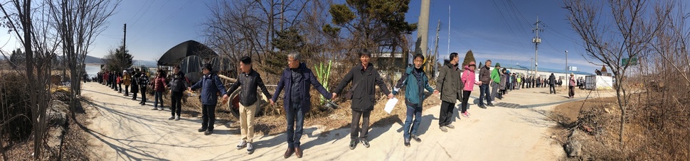4·27 남북공동선언 1돌을 맞아 오는 27일 오후 2시27분 강화도에서 강원 고성까지 디엠제트평화누리길 500㎞ 구간에서 펼쳐질 ‘디엠제트 평화 인간 띠 잇기’ 행사를 앞두고 경기 파주 시민들이 예행연습을 하고 있다. 디엠제트평화인간띠잇기운동 파주본부 제공