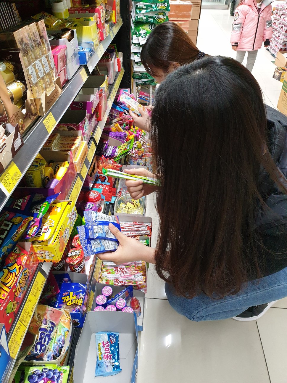 어린이들에게 인기 있는 신맛이 강한 캔디 일부 제품에서 산 성분이 지나치게 많이 함유된 것으로 조사돼 어린 자녀를 둔 부모들의 세심한 주의가 요구된다. 경기도 제공