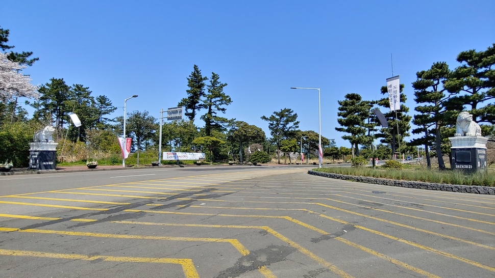 제주시 신제주 입구 7호 광장 도로변에 세워진 해태상.