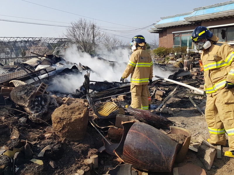 지난 4일 고성과 속초, 강릉, 동해, 인제 등 강원도 곳곳에서 난 산불로 축구장 면적(7140㎡)의 735배에 이르는 산림이 불에 탔다. 사진은 고성군 토성면에서 소방대원들이 민가로 옮겨붙은 불을 끄는 모습.