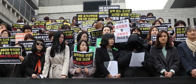 지난달 15일 오전 서울 세종문화회관 앞에서 열린 ‘고 장자연씨 사건에 대한 진상규명 촉구 기자회견’ 모습. 고인의 동료 배우 윤지오(앞줄 왼쪽 둘째)씨가 안타까운 표정으로 피해자 증언을 듣고 있다. 박종식 기자 anaki@hani.co.kr