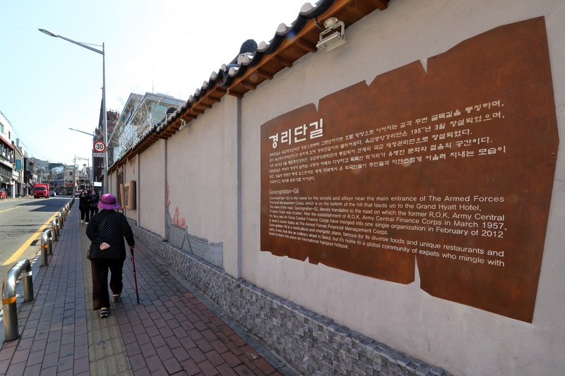 경리단길 초입에 붙어있는 설명문. ‘개성이 넘치는 식당과 카페의 다양하고 독특한 먹거리가 유명한 문화와 젊음의 공간’이라고 써있다. 강재훈 선임기자 khan@hani.co.kr