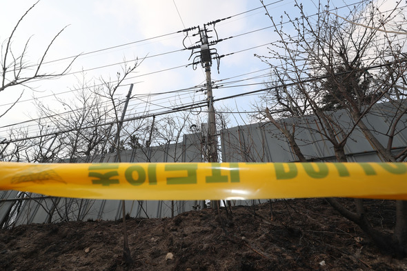 5일 오전 전날 고성 산불의 발화지인 강원도 고성군 토성면 원암리의 전기시설 주위로 폴리스라인이 설치돼 있다. 고성/연합뉴스