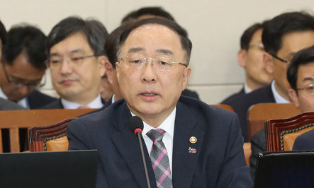 [사설] 홍남기 부총리, 중심 잃고 정치권에 흔들려서 되겠나