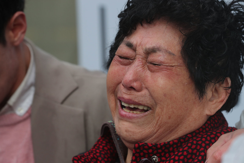 지난달 11일 광주지법 앞에서 5·18 당시 자식을 잃은 어머니가 눈물을 흘리고 있다. <한겨레> 자료사진