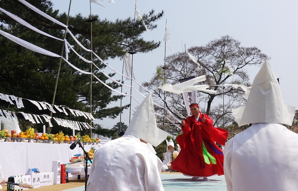 서순실 심방이 6일 제주시 도령마루에서 4·3해원상생굿을 집전하고 있다.