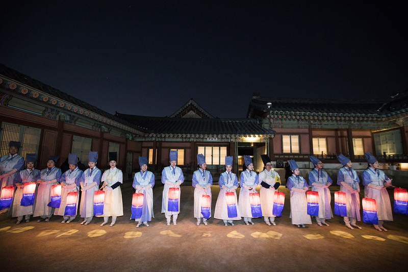 지난 3일 서울 종로구 경복궁에서 ‘궁중문화축전’을 미리 즐기는 사전행사가 열렸다. 5 대 1의 경쟁률을 뚫고 행사 요원으로 참여한 자원봉사자들. 문화재청 제공