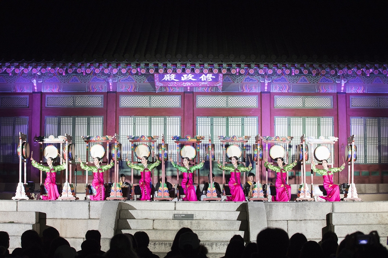 지난 3일 서울 종로구 경복궁에서 ‘궁중문화축전’을 미리 즐기는 사전행사가 열렸다. 수정전에선 우리나라 최초의 국립극장인 협률사에서 선보인 첫 유료공연 ‘소춘대유희’의 일부인 삼고무가 선보였다. 문화재청 제공