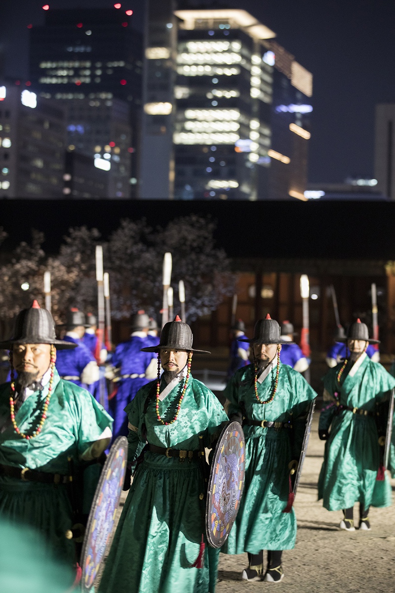 지난 3일 서울 종로구 경복궁에서 ‘궁중문화축전’을 미리 즐기는 사전행사가 열렸다. 흥례문 앞에서 궁궐호위무사들이 사열의식을 하고 있다. 문화재청 제공