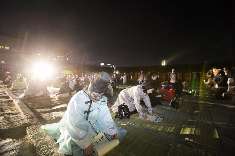 지난 3일 서울 종로구 경복궁에서 ‘궁중문화축전’을 미리 즐기는 사전행사가 열렸다. 근정전 앞에서 관람객들이 과거시험에 참여하고 있다. 문화재청 제공