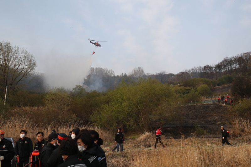 지난 5일 경북 포항시 남구 대송면 대각리에서 난 산불을 헬기 등이 진화하고 있다. 포항시 제공