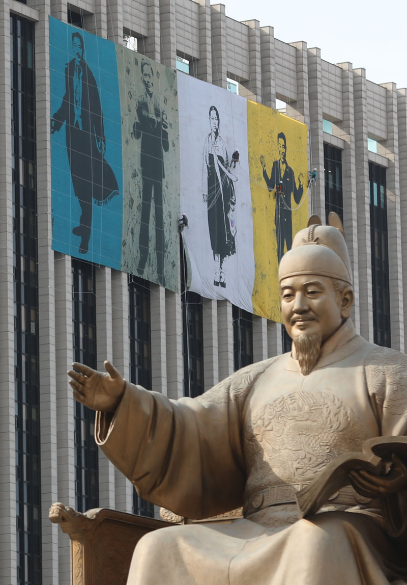 임시정부 수립 100주년을 나흘 앞둔 7일 정부서울청사 외벽에 의열단원 김상옥 의사와 윤봉길 의사, 유관순 열사·이봉창 의사의 모습이 그린 대형 펼침막이 설치되고 있다. 신소영 기자