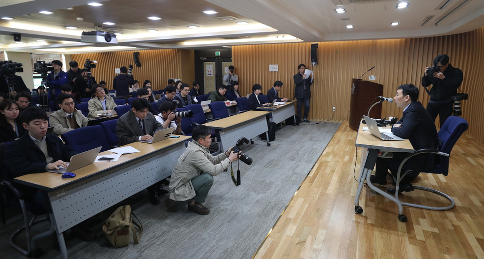 검찰과거사위원회 진상조사단 김용민 위원이 8일 오전 서울 서초구 변호사회관에서 김학의 전 법무부 차관 출국금지 요청 및 대검의 반대입장 표명 등과 관련해 기자회견을 하고 있다. 백소아 기자