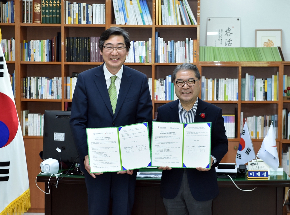 이재정 경기도교육감(사진 오른쪽)과 연규홍 한신대 총장이 8일 민주시민교육 협약식을 맺었다. 경기도교육청 제공