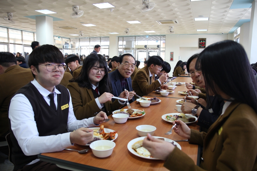 정상혁 보은군수(왼쪽 셋째 감색 양복)와 보은고 학생 등이 지난해 3월 보은고에서 무상급식(점심)을 함께 나누고 있다.