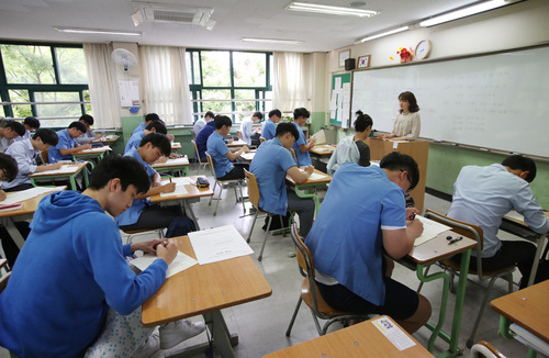 2018학년도 수능 6월 모의평가가 열린 6월1일 오전 서울 종로구 경복고등학교에서 학생들이 시험을 준비하고 있다. 연합뉴스