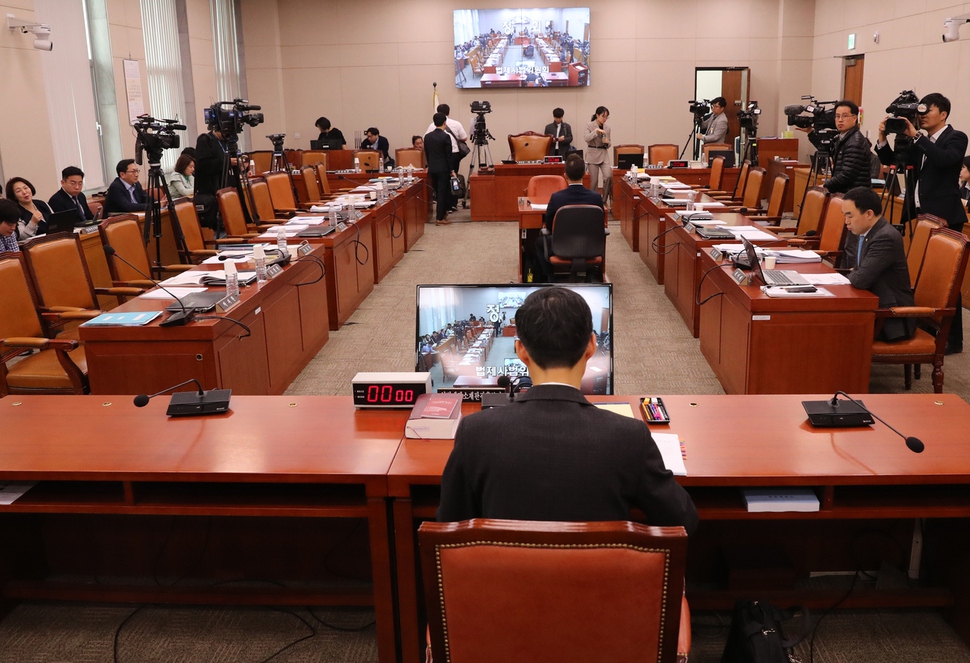 9일 오전 국회 법제사법위원회에서 열린 인사청문회가 정회된 후 문형배 헌법재판소 재판관 후보자가 회의 속개를 기다리고 있다. 연합뉴스