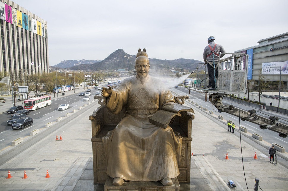 9일 오전 서울 광화문광장에서 서울시 관계자들이 저압 세척기를 활용해 세종대왕상의 묵은 때를 벗겨내고 있다. 연합뉴스