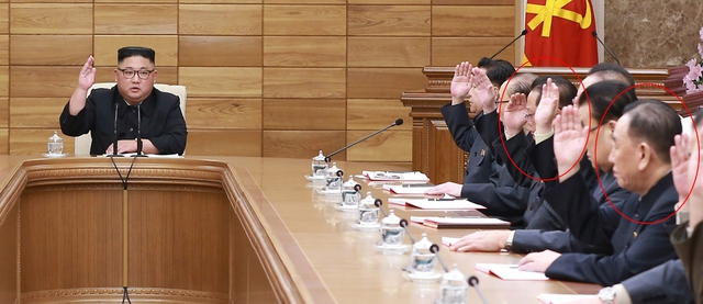 9일 평양 조선노동당 중앙위원회 본부청사에서 열린 당 정치국 확대회의에서 김정은 노동당 위원장과 정치국 상무위원, 위원들이 손을 들어 의사를 표시하고 있다. 사진 오른쪽 붉은 원 속 인물이 김영철 노동당 부위원장이다. 오른쪽 둘째 붉은 원 속 인물은 ‘신변이상설’ 속에 158일 만에 공개된 장소에 모습을 드러낸 박광호 당 부위원장이다. 조선중앙통신 연합뉴스