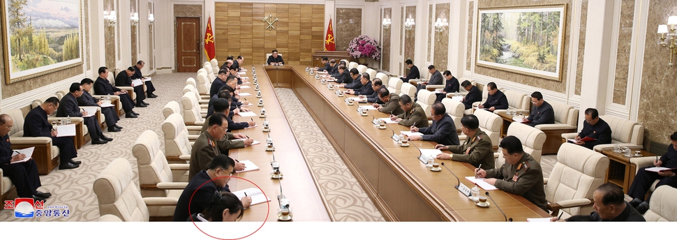 김정은 국무위원장 겸 조선노동당 위원장의 “지도”로 9일 노동당 중앙위원회 본부청사에서 열린 정치국 확대회의 장면. 사진 속 붉은 원 속 인물이 김 위원장의 ‘비서실장’ 구실을 한다는 평가를 받는 김여정 정치국 후보위원이다. 정치국 확대회의에는 정치국 상무위원과 위원, 후보위원이 참가했다. 이들 말고도 당 중앙위 부장, 제1부부장, 일부 부서 부부장, 도당위원장들이 “방청으로 참가”했다. 조선중앙통신 연합뉴스