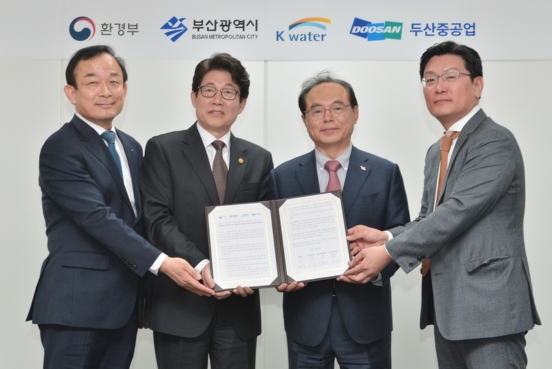 10일 오전 서울 중구 서울스퀘어에서 열린 부산 기장해수담수화 시설 가동 및 운영을 위한 업무협력 협약식에서 참석자들이 협약 체결 뒤 기념촬영을 하고 있다. 왼쪽부터 이학수 한국수자원공사 사장, 조명래 환경부장관, 오거돈 부산광역시장, 김성원 두산중공업 부사장. 부산시 제공
