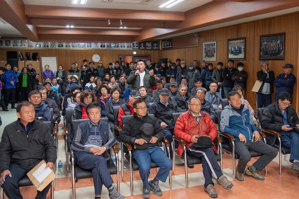 고성지역 산불 피해 이주민들은 10일 오후 토성면사무소 2층 회의실에서 만나 ‘고성 한전 발화 산불피해 이재민 비상대책위원회’를 꾸리기로 했다. 고성군청 제공