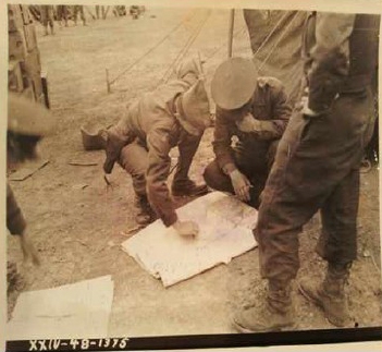 한국경비대 미군자문관 리치 대위가 제주 4·3 관련 진압계획을 점검하는 모습. 1948년 5월 15일 촬영된 사진이다. 제주도의회 제공
