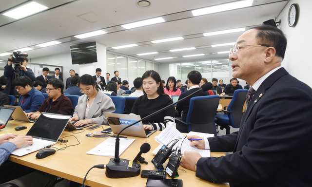 [사설] 고용난 완화, 재정 역할 높여 ‘온기’ 확산시켜야