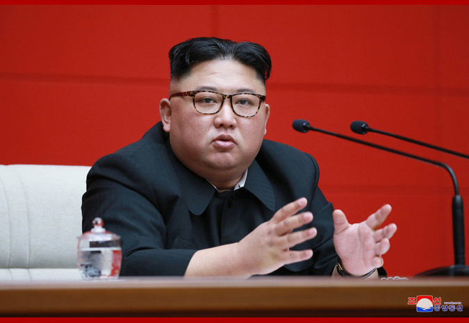 김정은 북한 노동당 위원장이 4월10일 북한 노동당 중앙위원회 본부청사에서 열린 전원회의에서 발언하고 있다. 조선중앙통신