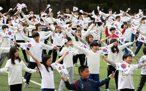 11일 오전 부산 연제구 연산초등학교에서 학생들이 3·1운동과 임시정부 수립 100주년을 맞아 ‘백년의 함성 플래시몹’을 펼치고 있다. 연합뉴스