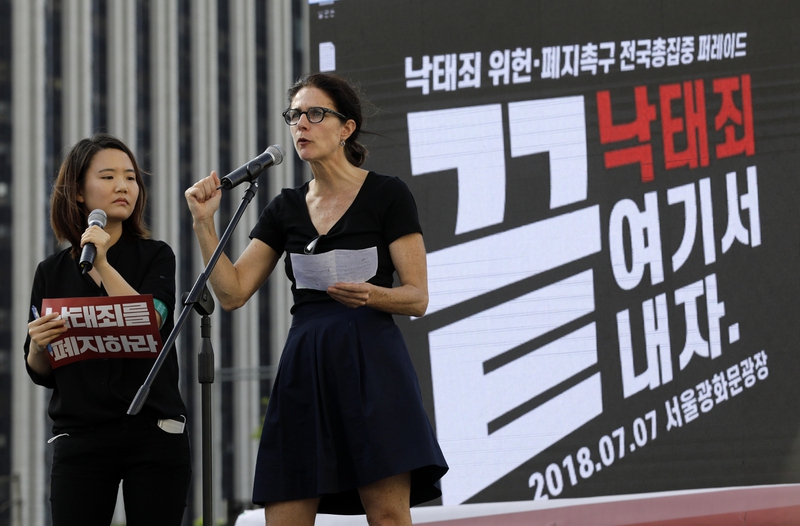 임신중지가 불법인 나라의 여성들에게 인공유산 유도약 보급 활동을 벌이는 ‘파도 위의 여성들’(Women on Waves) 대표 레베카 곰퍼츠가 2018년 7월7일 오후 서울 종로구 광화문광장에서 열린 낙태죄 위헌 결정과 낙태죄 폐지를 촉구하는 전국총집중 집회에서 발언하고 있다. 이들은 “낙태(임신중지)를 형법으로 처벌하고, 임신중지를 선택한 여성을 범죄자로 낙인찍으면서, 한 사회의 재산에 대한 책임을 여성에게 오롯이 전가해 왔던 시대를 이제는 끝내야 한다”고 말했다. 김명진 기자 littleprince@hani.co.kr