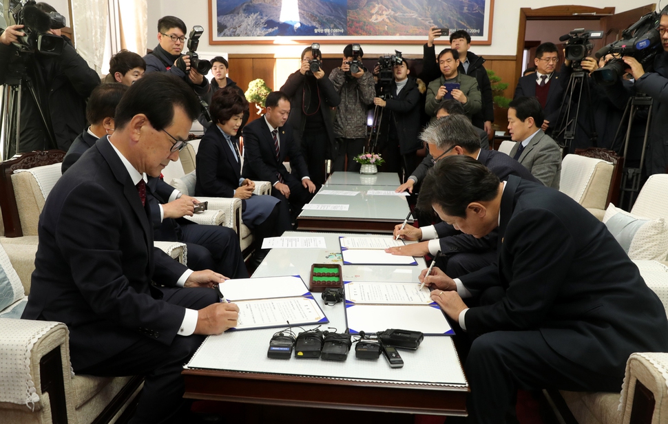 이시종 충북지사(왼쪽)와 김병우 충북교육감이 지난해 12월10일 충북도청에서 무상급식 예산 합의서에 서명하고 있다. 둘은 이때 지역 미래인재 육성을 위한 별도 합의도 했다. 충북도 제공