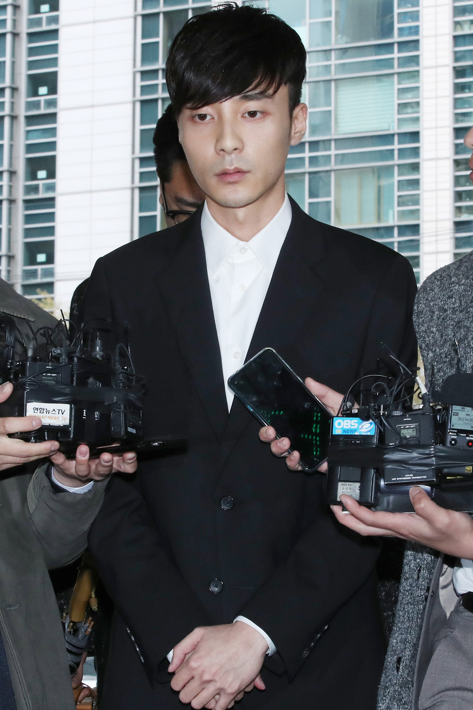 음란물 유포 혐의를 받는 가수 로이킴이 피의자 신분으로 조사를 받기 위해 10일 오후 서울지방경찰청으로 들어서며 취재진의 질문을 받고 있다. 2019.4.10 연합뉴스