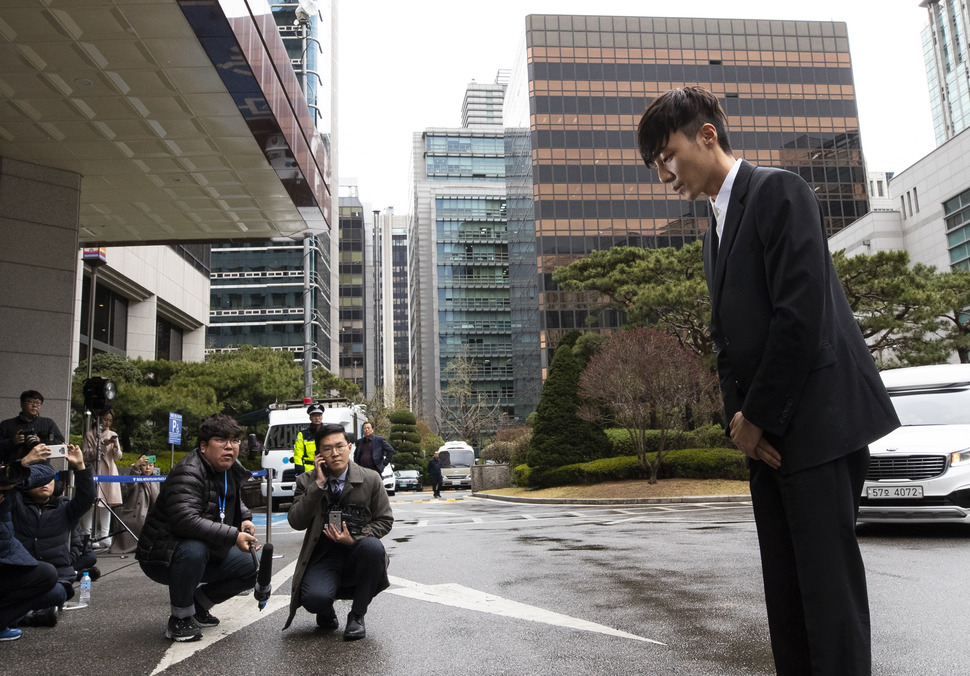 음란물 유포 혐의를 받는 가수 로이킴이 피의자 신분으로 조사를 받기 위해 10일 오후 서울지방경찰청으로 들어서며 인사를 하고 있다. 2019.4.10 연합뉴스