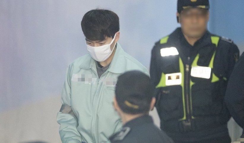 음주운전 처벌 수위를 강화한 '윤창호법'을 적용받아 기소된 뮤지컬 배우 손승원씨가 11일 오전 서초구 서울중앙지법에서 열린 1심 선고공판에 출석하기 위해 호송차에 내려 법정으로 향하고 있다. 연합뉴스.