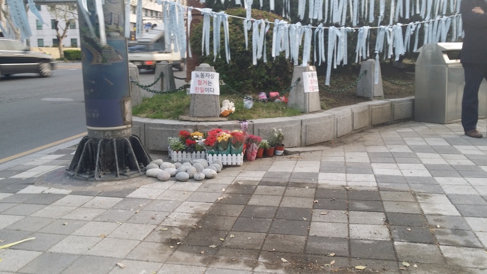 12일 부산 동구 초량동 정발 장군 동상 근처에 있던 ‘강제징용 노동자상’을 부산시가 불법 적치물이라며 강제 철거했다.