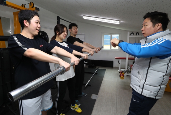 소방공무원 시험을 준비하는 취업 준비생들이 체력시험에 대비해 경기 파주 야당동에 위치한 체대입시 전문학원 코리아스포츠에서 단기 맞춤 체력 훈련을 하고 있다. 파주/강재훈 선임기자 khan@hani.co.kr