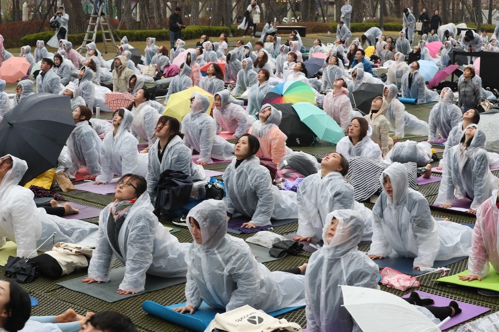 14일 오전 서울 잠실 롯데월드타워 월드파크에서 글로벌 요가 프로젝트 '요가말라'가 열려, 참가자들이 요가동작을 선보이고 있다. 박종식 기자 anaki@hani.co.kr