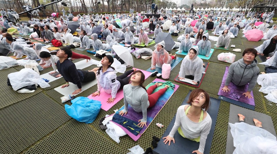 14일 오전 서울 잠실 롯데월드타워 월드파크에서 글로벌 요가 프로젝트 '요가말라'가 열려, 참가자들이 요가동작을 선보이고 있다. 박종식 기자 anaki@hani.co.kr