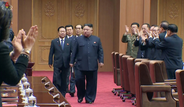 김정은 북한 국무위원장이 12일 최고인민회의 제14기 제1차 회의에서 시정연설을 하기 위해 회의장에 들어서는 모습. 평양/조선중앙텔레비전 연합뉴스